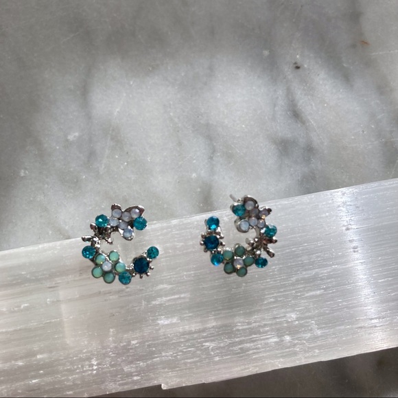 Petite Multi Color Crystal Flowers Blue Stud Earrings NEW - Picture 3 of 10